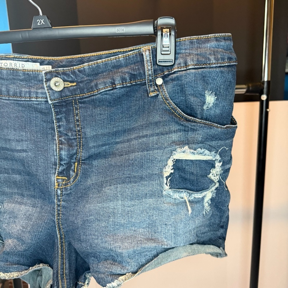 Torrid size 26 Distressed Blue Denim Shorts with Pockets - Picture 5 of 7